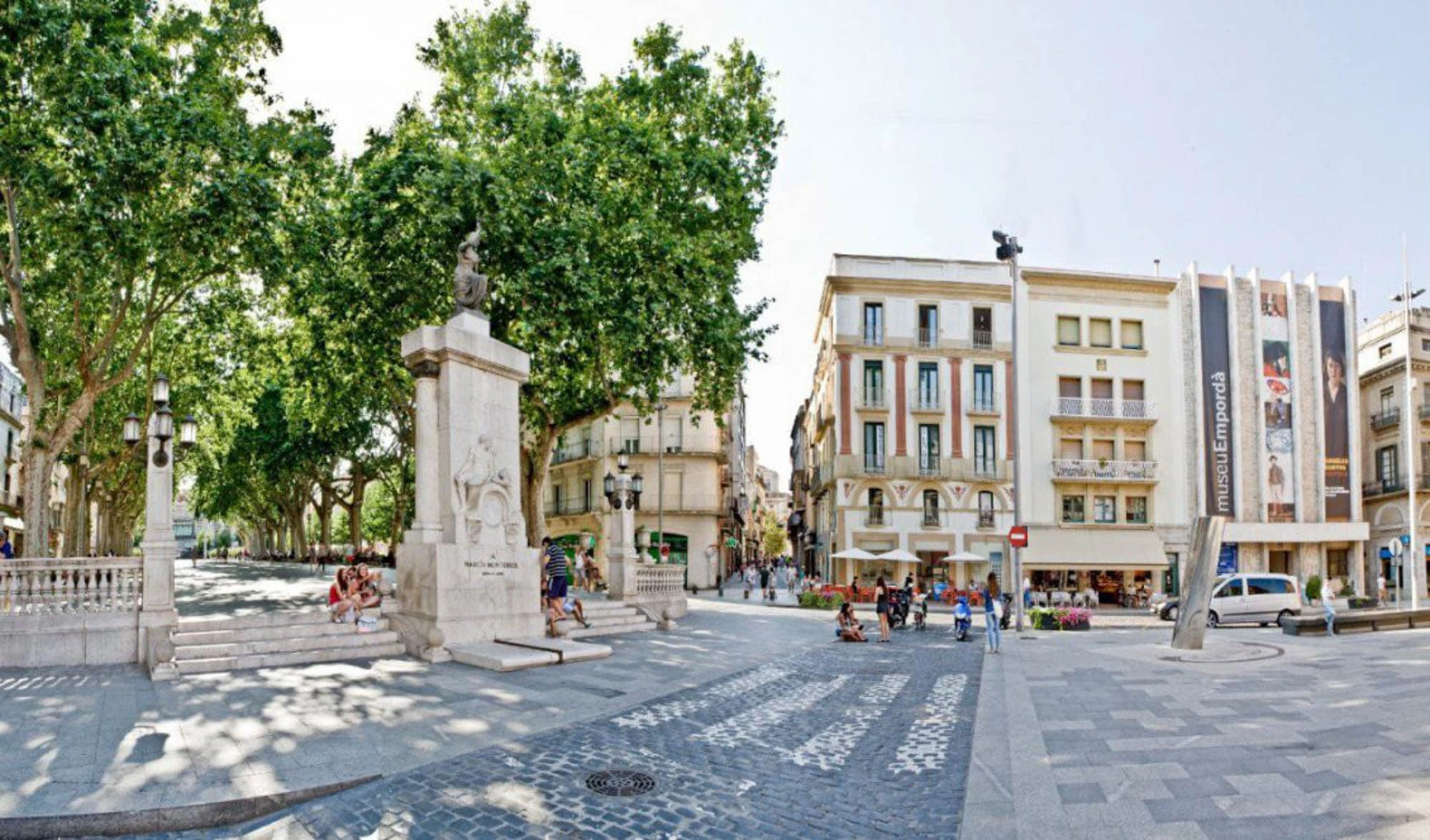 La Rambla de Figueres avec les terrasses des cafés, les platanes centenaires et la promenade principale