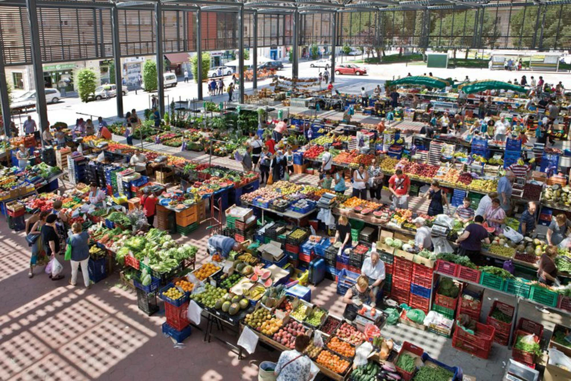Intérieur du Marché Municipal de Figueres avec les étals de produits frais et locaux de l'Empordà