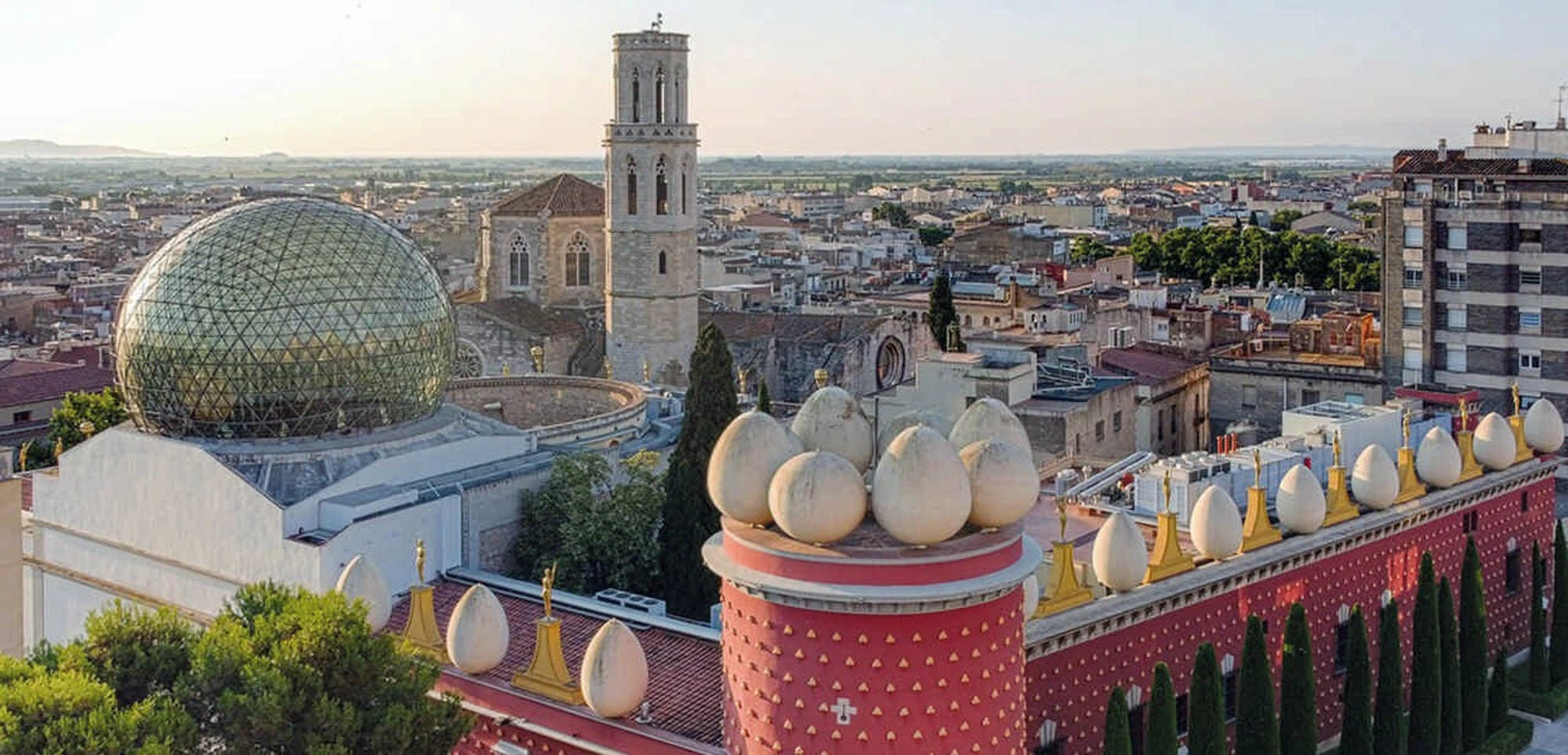 Vue aérienne de Figueres avec le Théâtre-Musée Dalí, le centre historique et la plaine de l'Alt Empordà au fond