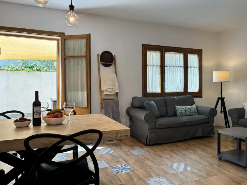 Sala d'estar amb finestres de fusta